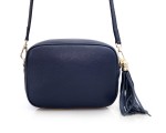 VERA PELLE torebka damska skórzana listonoszka z frędzelkiem i paskiem na ramię V145 granatowa
