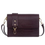 VERA PELLE torebka damska skórzana listonoszka kroko z klapą i szerokim paskiem V587 ciemna bordowa