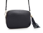 VERA PELLE torebka damska skórzana listonoszka z frędzelkiem i paskiem na ramię V145 czarna