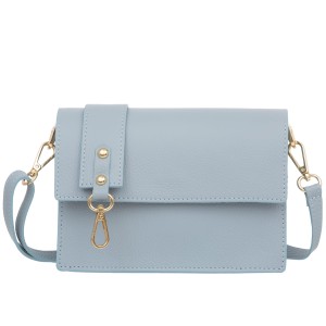 VERA PELLE torebka damska skórzana listonoszka z klapą i szerokim paskiem V606 jasna niebieska