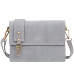 VERA PELLE torebka damska zamszowa listonoszka z klapą i szerokim paskiem V684 jasna szara